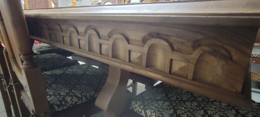 Mesa de madeira vintage com 8 cadeiras