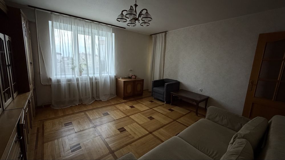 Радченко 4, цегляний будинок, метрові стіни, 3 кімнатна квартира