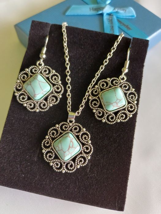 Biżuteria z błękitnymi oczkami