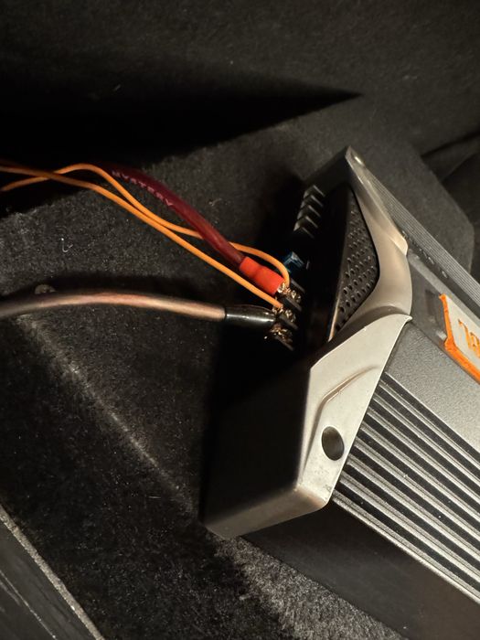 Усилитель саба JBL GT5-A402