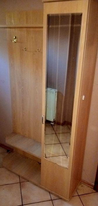 Wieszak z szafką z lustrem