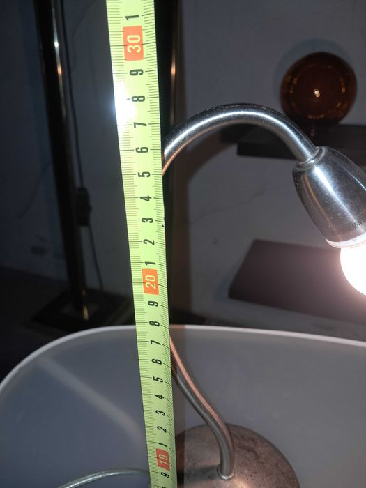 Conjunto Mesa de apoio e candeeiro 35€