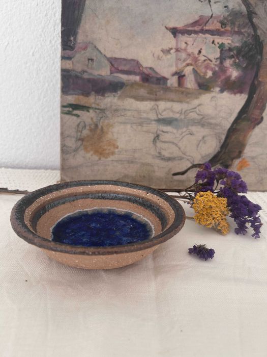 Taça em barro com fundo vidrado a azul cobalto