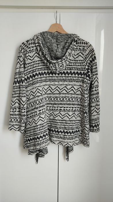 Kremowo czarny wzorzysty kardigan sweterek z frędzlami z kapturem Boho