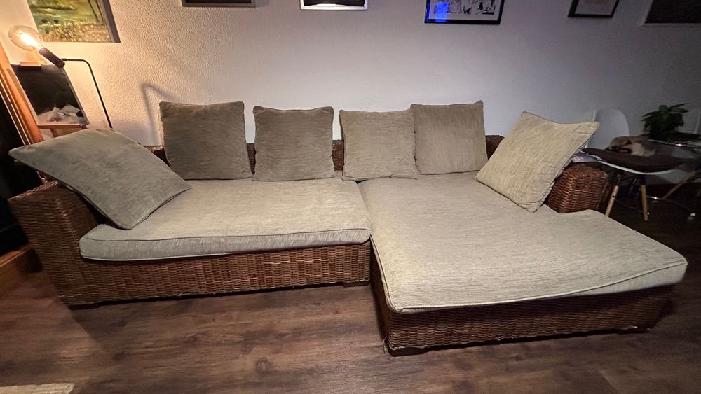 Sofá grande, com palhinha, chaise longue e 6 almofadas