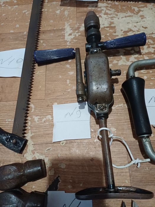 Молотки, напильники, ножницы по металу, ручные дрели, пилы по дереву.