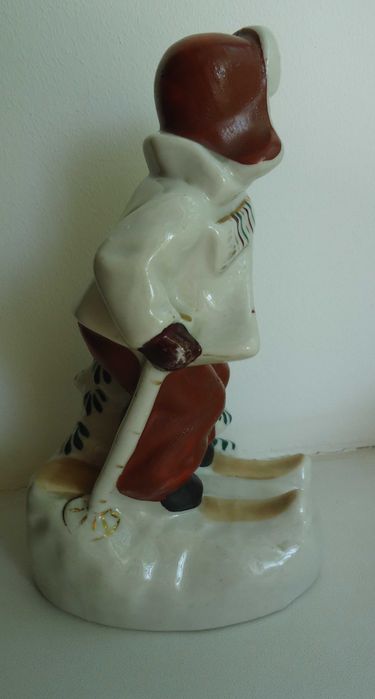 Хлопчик на лижах, фарфор.