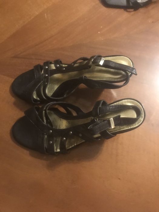 Sapatos pretos novos
