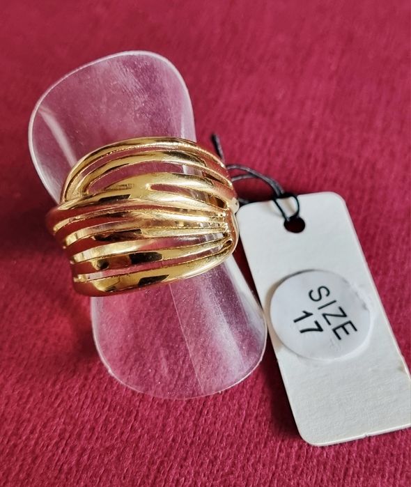 Anel dourado, em aço, ondulado. Diferente e elegante. T17