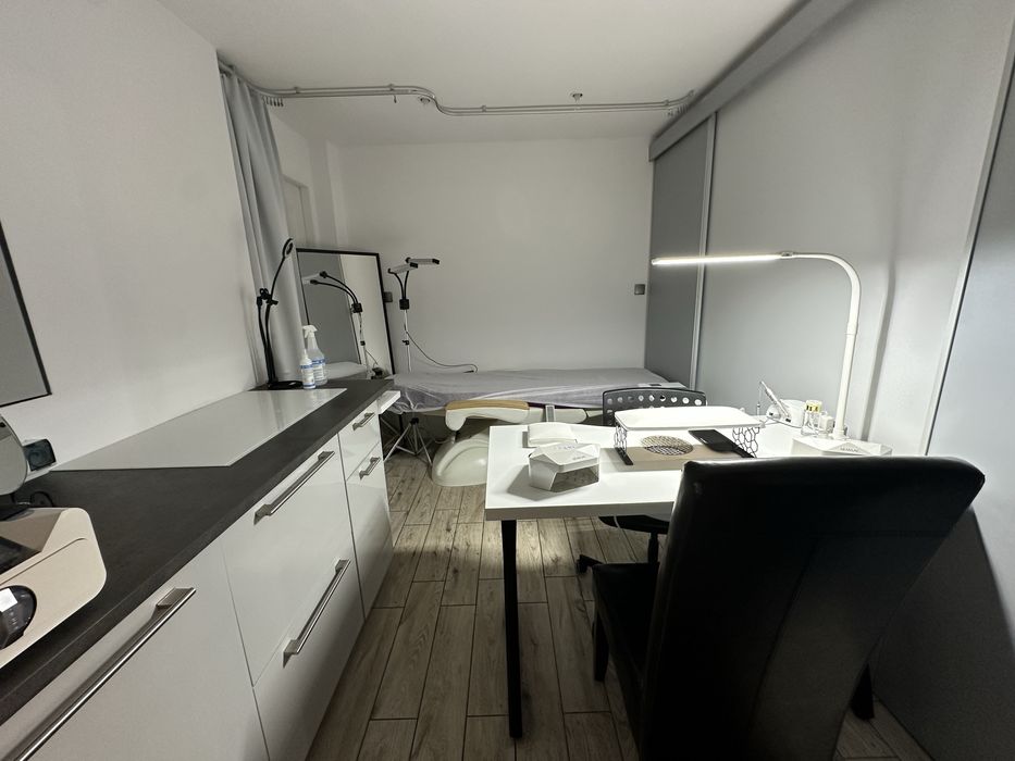 Stanowisko / pomieszczenie podnajme w SALONIE