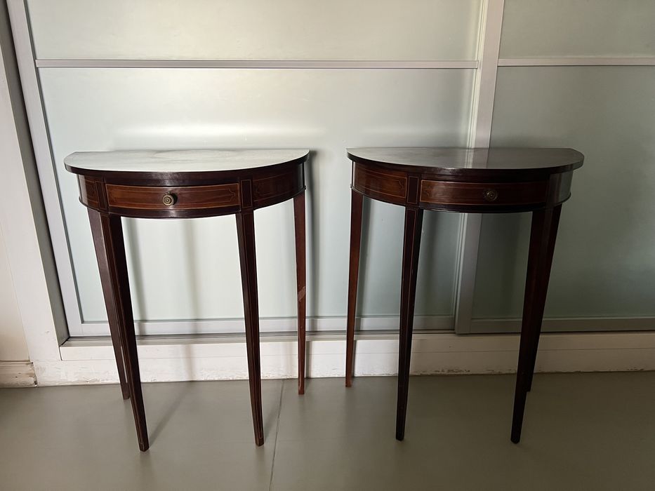 NEGOCIAVEL! 2 Mesinhas de apoio em madeira e com embutidos tipo inglês