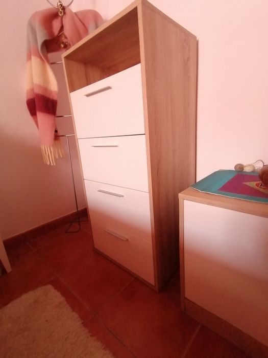 Móvel alto com 4 gavetas e um espaço no topo