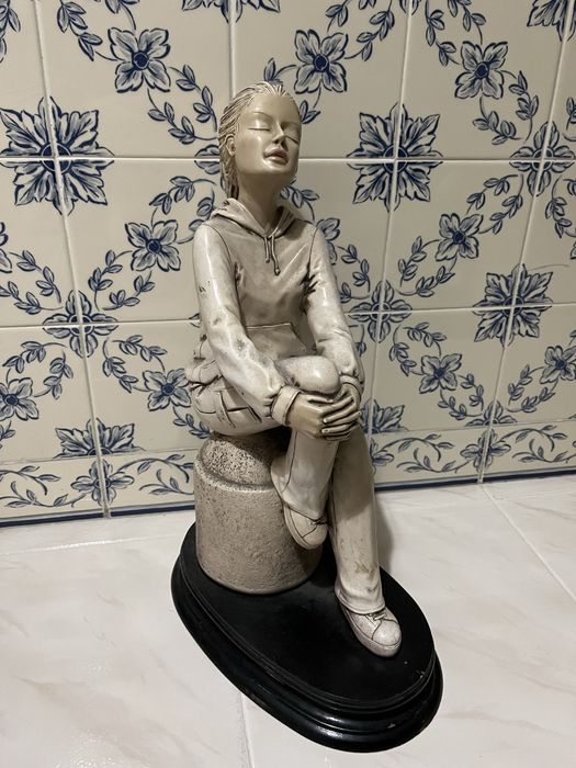 Estátua menina sentada
