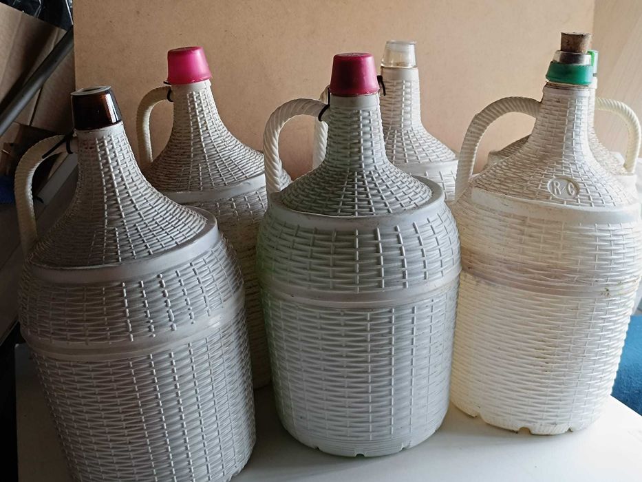 Garrafões antigos para vinho