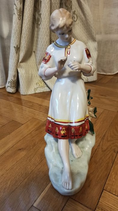 Порцелянова статуетка "Ворожіння на ромашці"