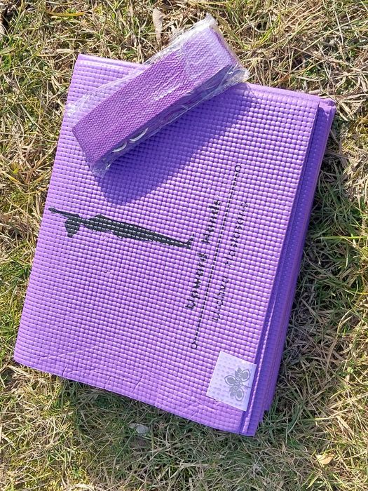 Składana mata do jogi + pasek do rozciągania pilates