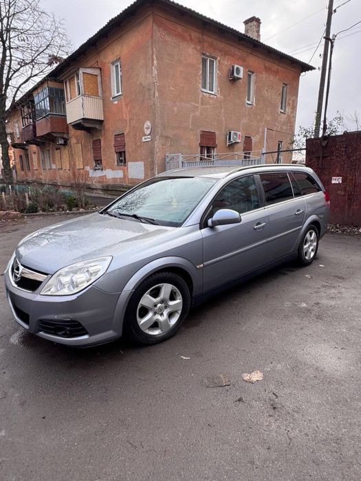 Опель вектра 1.9 дизель універсал 
Мотор та коробка працюють відмінно без зауважень
По ходовці все добре нічого не стукає 
По салону все працює