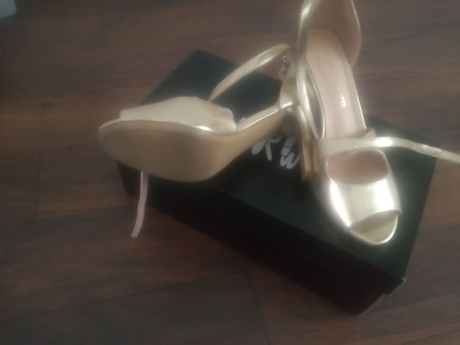 Złote sandałki Sergio Leone