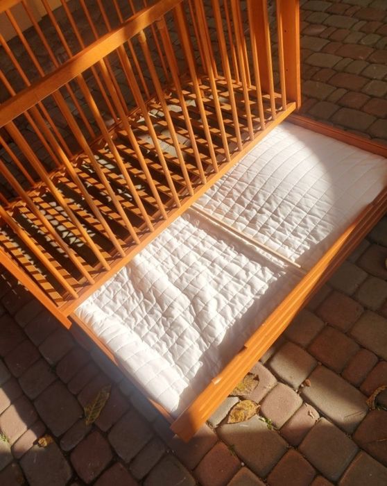 Дитяче ліжко з матрасом 125см×,65см з натурального дерева.