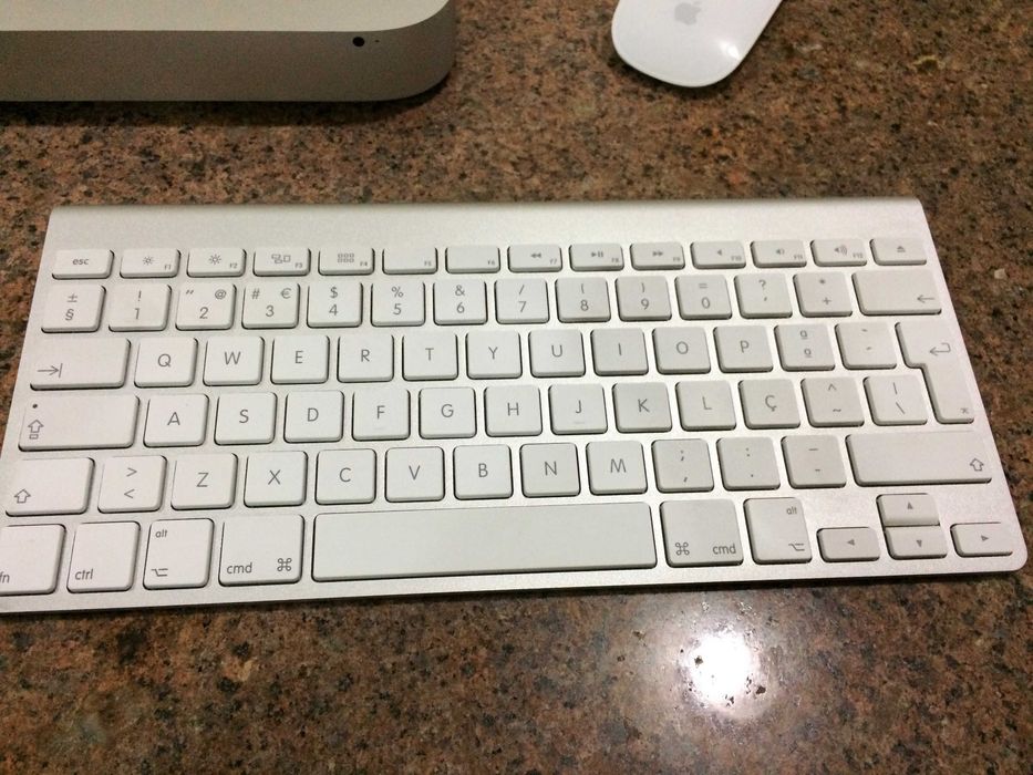 Mac mini (Late 2014) i5 2.8GHz 8GB ram 1TB Fusion Drive Mouse Keyboard