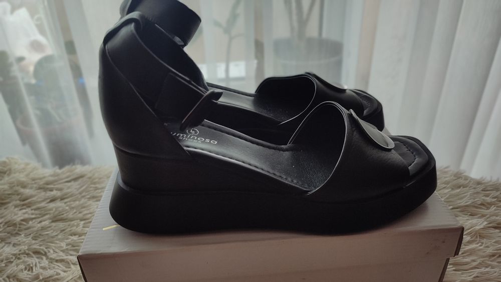 Продам шкіряні нові босоніжки