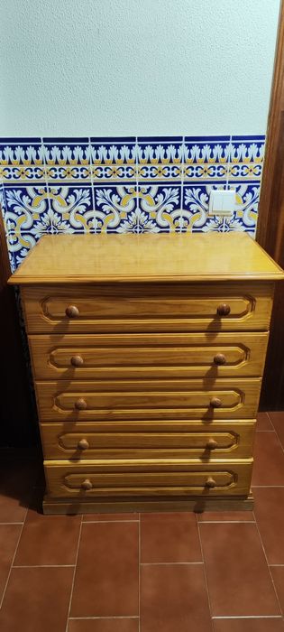 Cómoda com 5 gavetas em pinho