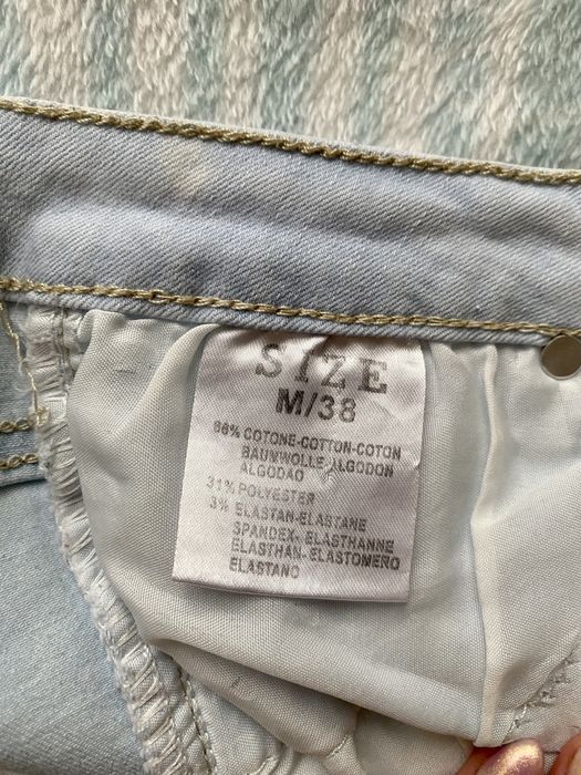 Damskie jasne jeansy skinny z perełkami r. M