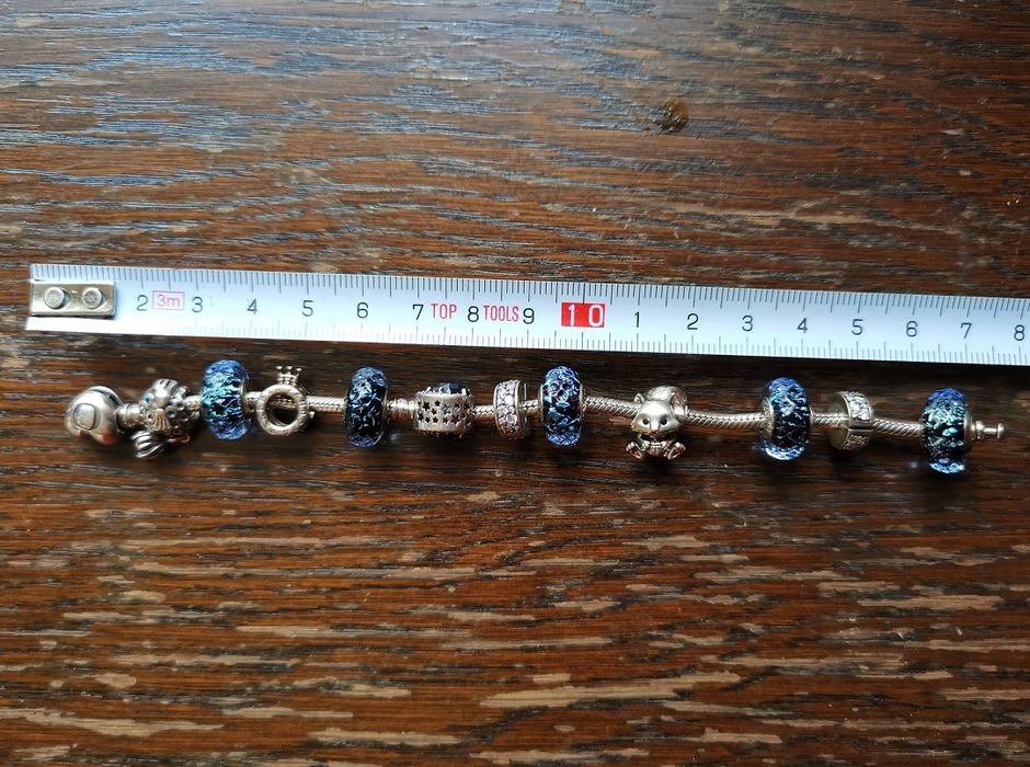 Bransoletka Pandora z zawieszkami.