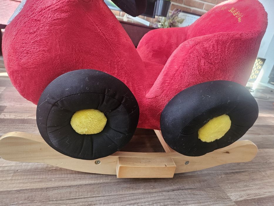 Samochód na biegunach czerwony.