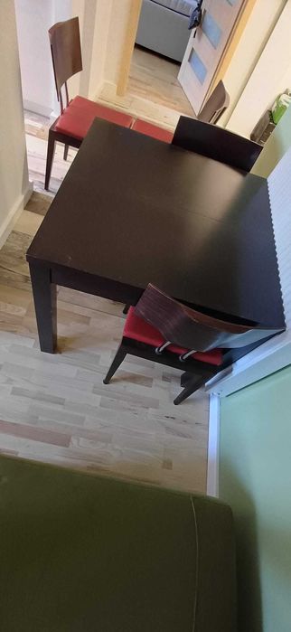 Drewniany stół rozkładany marki FAMEG wenge (85x85+52) + 4 czerwone krzesła | Wrocław