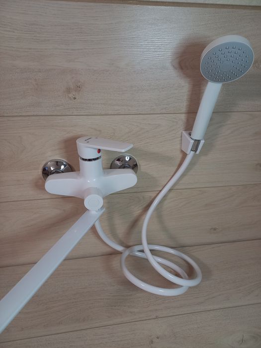 Набор смесителей для ванны кухни и умывальника белого цвета/змішувачі