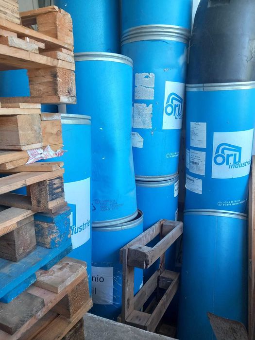 Bidons de ferro e cartão