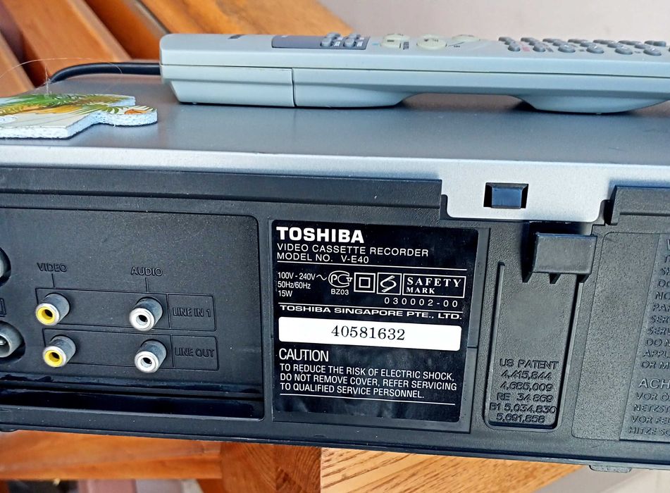 Видеомагнитофон Toshiba V-E40.