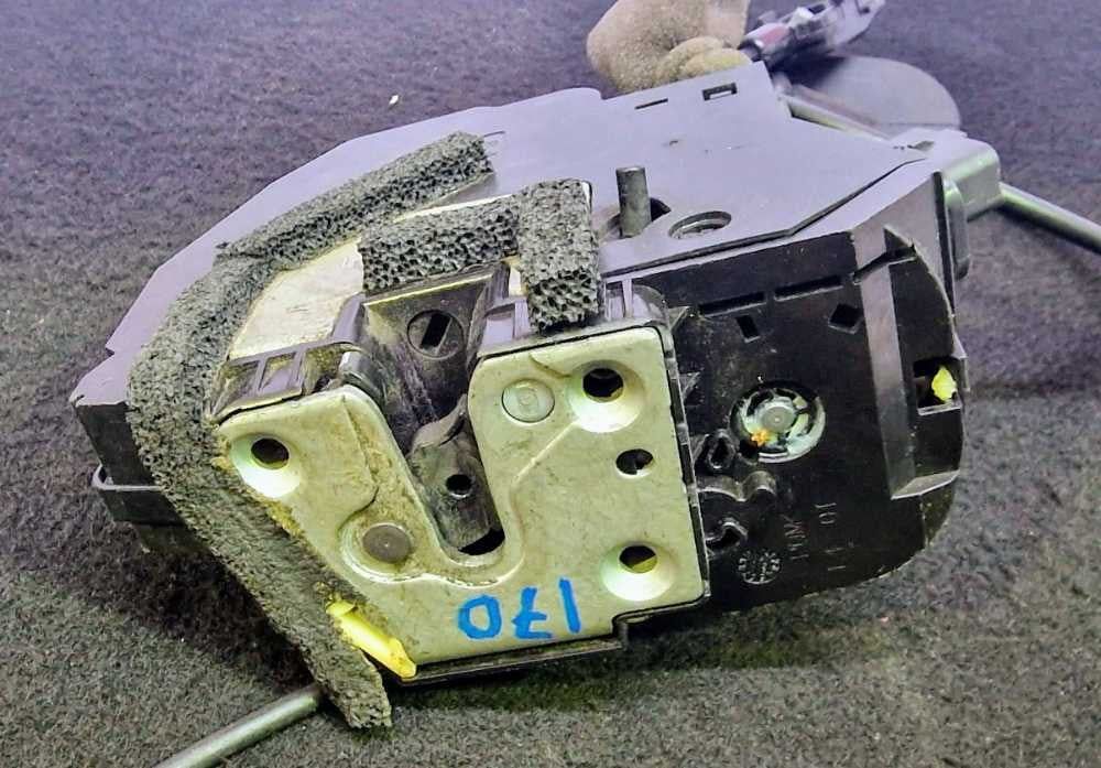 Fechadura / Fecho Porta Trás Esquerdo 825015591R - RENAULT CLIO IV