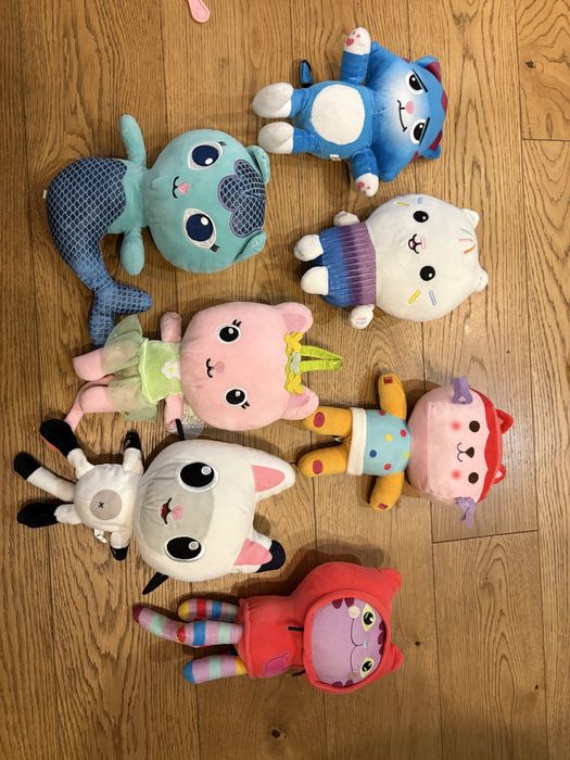 Koci Domek Gabi – zestaw 7 pluszaków stan bdb