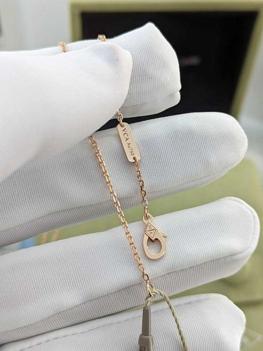 Золотое колье van cleef с бриллиантом