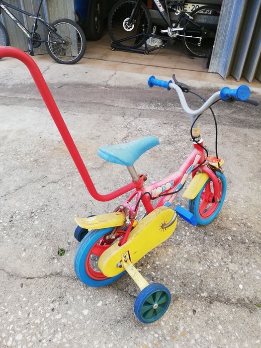 Bicicletas e quadro.