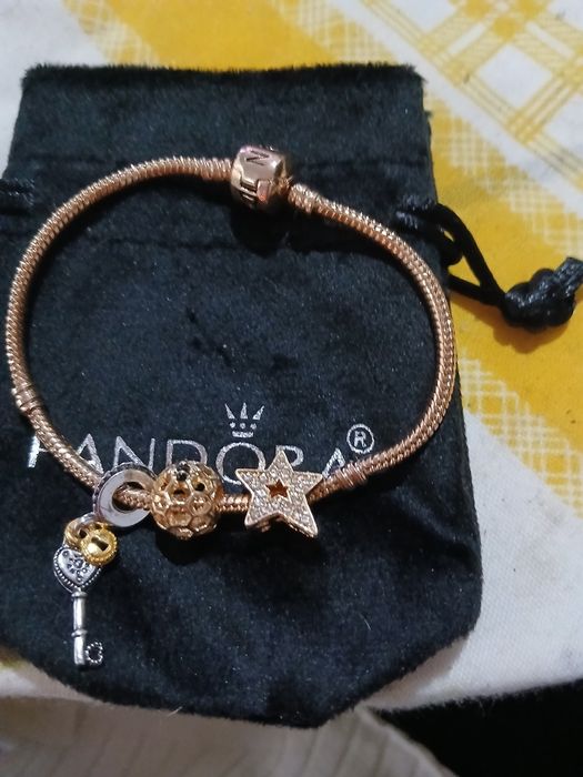 Pulseira dourada com 3 pingentes