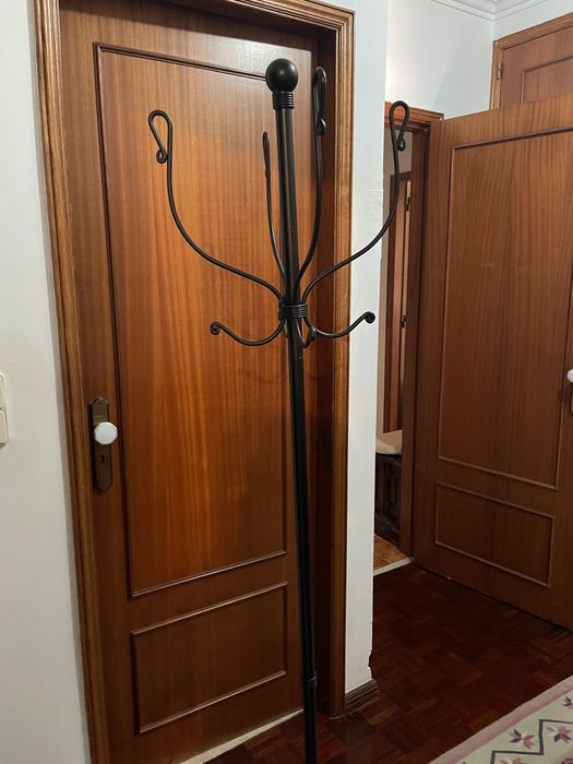 Cabide de pe preto