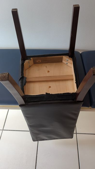 Cadeira de costas altas em pele