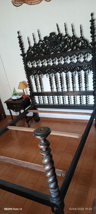 Cama antiga em madeira