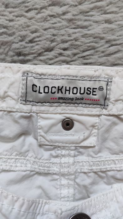 Białe spodenki szorty cargo