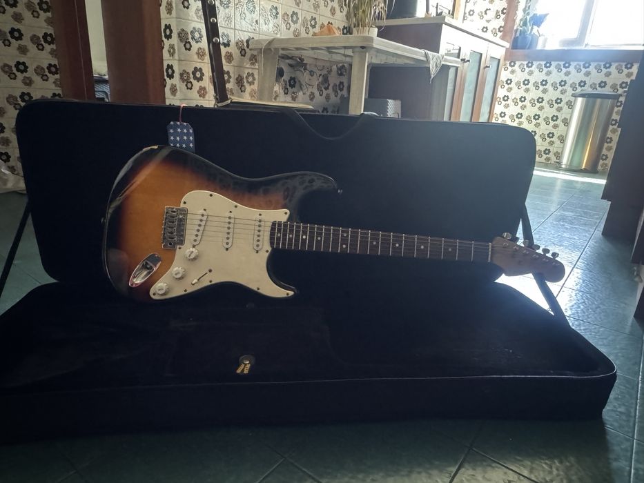 Guitarra Eletrica Fender Squier Bullet com soft case