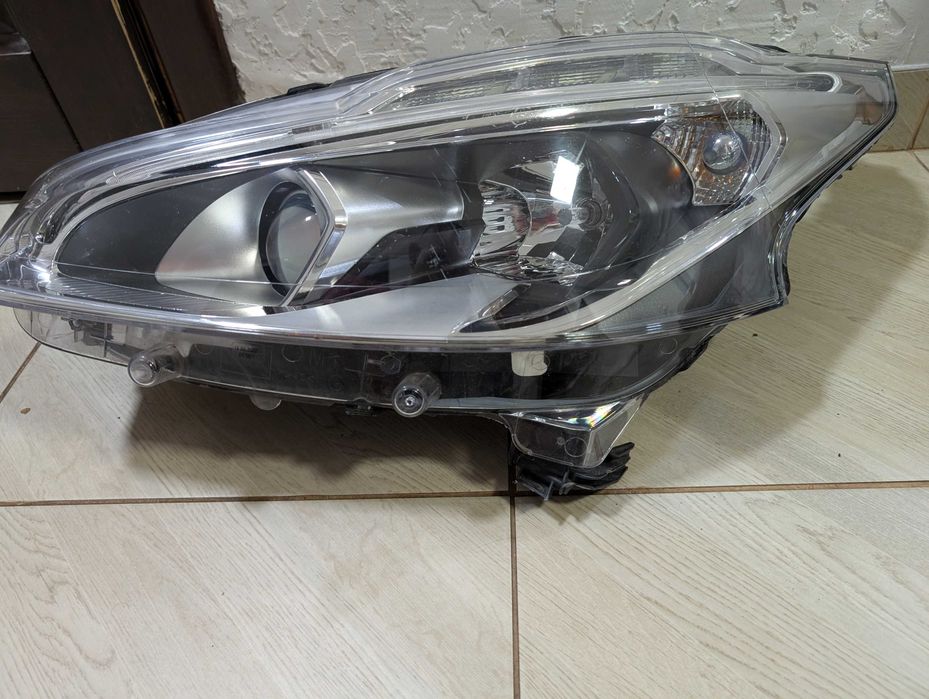 Фара передняя левая Peugeot 208 2019 90026268