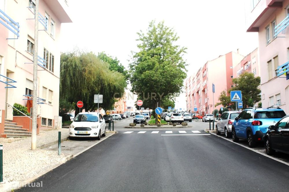 Garagem em Monte Abraão