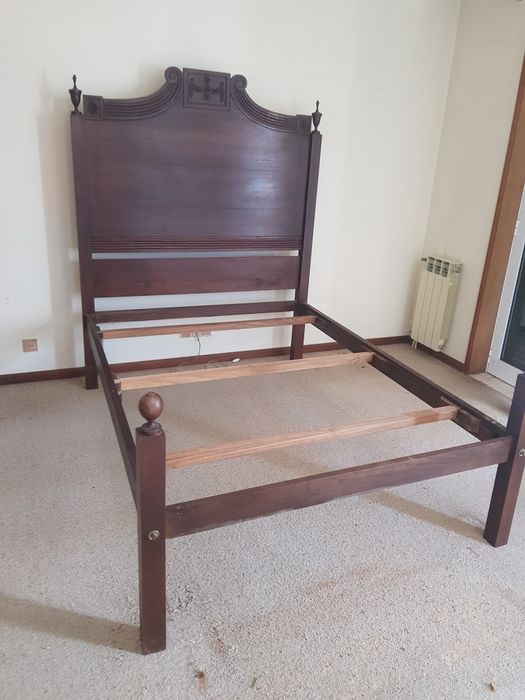 Imponente cama em madeira castanho