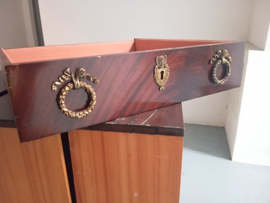 Gaveta de móvel em madeira