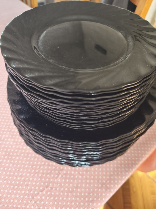 Conjunto pratos pretos 18 pratos normais mais 18 de sobremesa