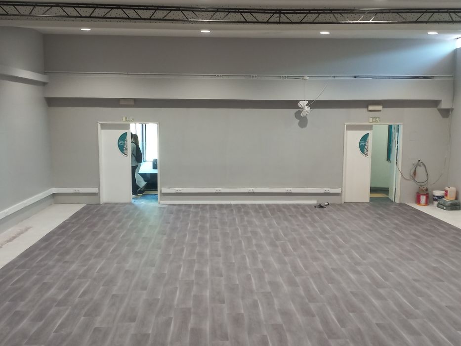 Vinyl Flooring Installer (Roll and Click)
