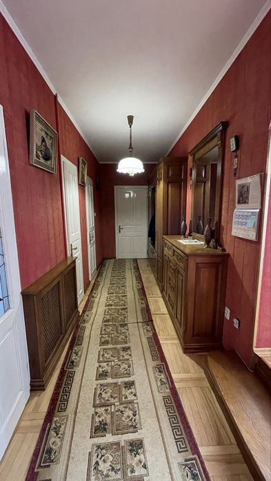 Продається будинок з басейном та сауною